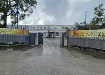 Punonjësit të burgut të Durrësit i vjedhin armën në shtëpi