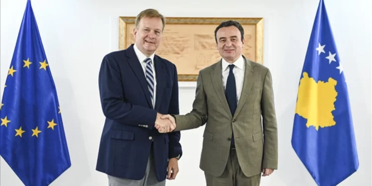 Emisari i BE për dialogun Kosovë-Serbi nis vizitën në Prishtinë, takime me Kurtin dhe Osmanin