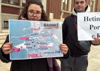 Lëvizja Bashkë proteston para bashkisë së Durrësit, kërkon shpalljen e gjendjes së jashtëzakonshme