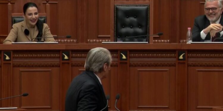 Balluku plas gazit në Kuvend! Çfarë tha kreu i PD që “argëtoi” zëvendës kryeministren