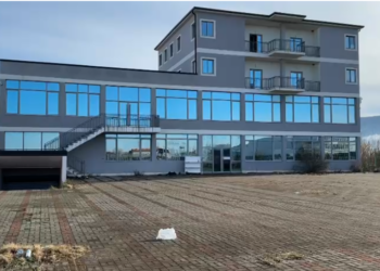 Me llamba ndriçimi dhe sistem ajrosje, zbulohet magazina e drogës në autostradën Lezhë-Laç