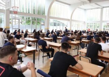 Ministrja Kumbaro njofton maturantët: Periudha e aplikimeve për lëndët me zgjedhje hapet me 2 shkurt