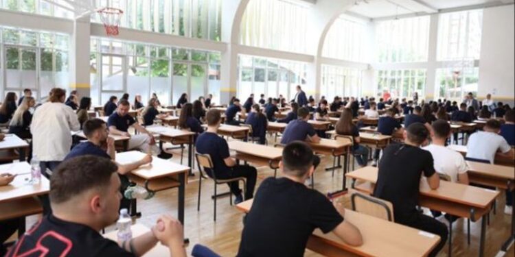 Ministrja Kumbaro njofton maturantët: Periudha e aplikimeve për lëndët me zgjedhje hapet me 2 shkurt