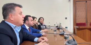 E keni marrë zvarrë opozitën,Nis me debate mbledhja e Byrosë së Kuvendit, deputetët e PD dalin në fb