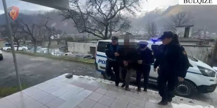 Krim në familje në Bulqizë/ Plagosi me thikë djalin e tij, arrestohet 58-vjeçari