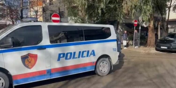 Babai plagosi vajzën dhe kalimtarin që tentoi ta ndalonte në rrugë,policia zbardh ngjarjen në Durrës