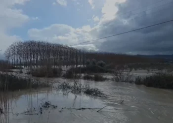 Lajm i fundit/ Përmbytjet në Fier, jepet urdhër evakuimi dhe për banorët e fshatit Ferras
