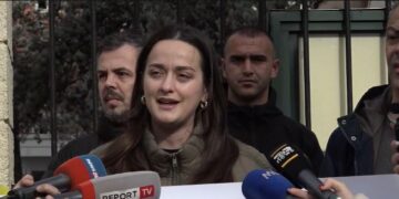 “Dorëzoni imunitetin e hajdutëve”/ SPAK kërkon arrestimin e Ballukut, nis protesta para Kuvendit