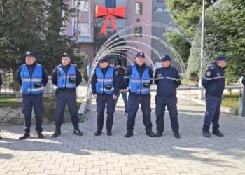 Fermerët e përmbytur në Maliq protestojnë para bashkisë