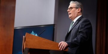 “Vendimi për të ardhmen e Groenlandës i përket popullit”, Starmer: Lufta e tarifave tregtare nuk ..