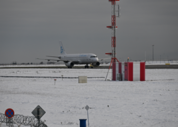 Moti i keq, aeroporti i Vjenës mbyllet për shkak të ngricës, pista e mbuluar nga akulli