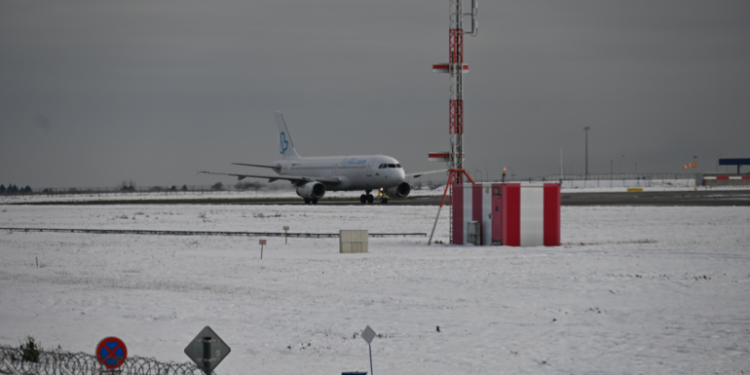 Moti i keq, aeroporti i Vjenës mbyllet për shkak të ngricës, pista e mbuluar nga akulli