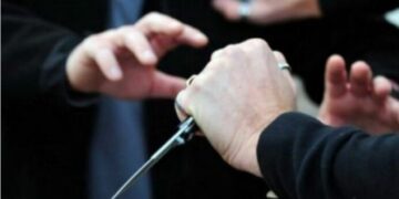 E pazakontë në Sarandë! Çifti i moshuar plagos me thikë të miturit. Djali i tyre…