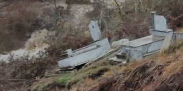Rrëshqitje dherash në Dardhas të Pogradecit, dëmtohen varrezat e fshatit, varret ‘lëvizin’ nga vendi