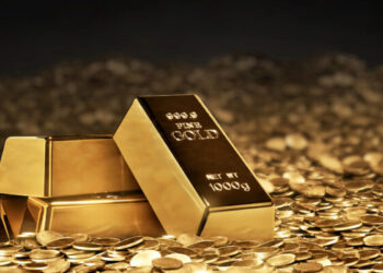 Mes tensioneve globale dhe presionit ndaj Rezervës Federale, çmimi i arit kap shifra historike