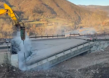 Bllokimi i rrugës/ Shembet ura tek Arrat e Gurrës, do ndërtohet rrugë provizore buzë Shkumbinit