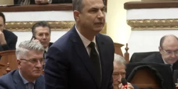 “Sot mungon Nallbati se e goditi policia”/ Boçi në Kuvend: Forcat RENEA nuk njohin deputetët