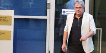 Benet Beci kërkon gjykim të shkurtuar, avokati i bashkëshortes së Berberit largohet ,GJKKO e gjobit