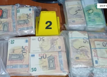 I gjenden në banesë mbi 160 mijë euro të falsifikuara, municion dhe lëndë djegëse,