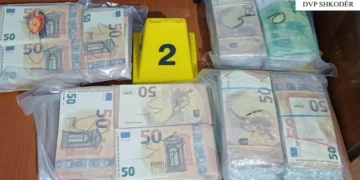 I gjenden në banesë mbi 160 mijë euro të falsifikuara, municion dhe lëndë djegëse,