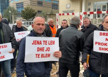 Vijojnë protestat për tokën, banorët e Rrjollit mblidhen përpara Prokurorisë së Shkodrës