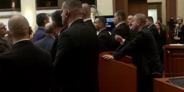 Bido merr fjalën për t’iu përgjigjur akuzave të tij, Berisha shkon dhe i bllokon foltoren