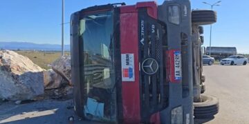 Kamioni i ngarkuar me gurë përmbyset në zonën e Porto Romanos