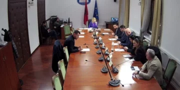 Debat për fjalorin e Gjuhës Shqipe; mazhoranca kërkon shans të dytë për hartuesit