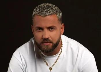 Nga sfida në lot: Luizi nuk i mban emocionet gjatë këngës së Shpat Kasapit në BBVA