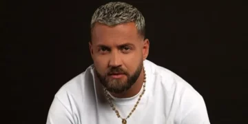 Nga sfida në lot: Luizi nuk i mban emocionet gjatë këngës së Shpat Kasapit në BBVA