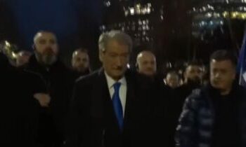 Berisha lë selinë e PD i shoqëruar nga simpatizantët, i drejtohet sheshit të protestës