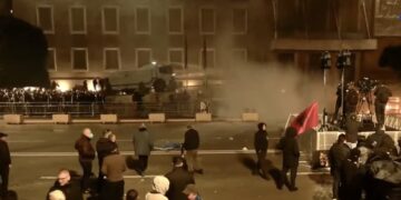 Fishekzjarret “ndezin” sheshin para Kryeministrisë, policia hedh ujë drejt protestuesve të opozitës