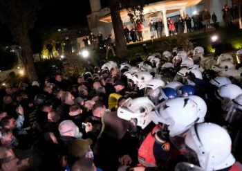 Protesta para Kryeministrisë dhe Kuvendit, 6 policë të lënduar nga molotovët dhe sende të forta