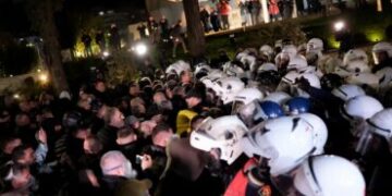 Protesta para Kryeministrisë dhe Kuvendit, 6 policë të lënduar nga molotovët dhe sende të forta