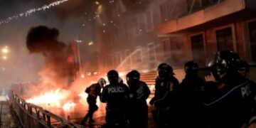 “Mijëra njerëz kërkojnë dorëheqjen e qeverisë”/ Reuters: Protestat e opozitës kërcënojnë pushtetin