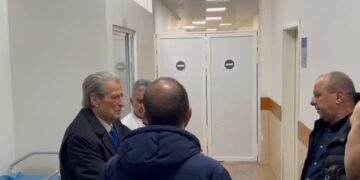 Nallbati te Trauma, Berisha mbërrin në spital: Goditje me urdhër politik! Policët u sollën si bisha
