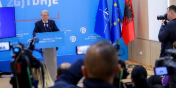 Berisha: “Synuan ekzekutimin e protestuesve paqësorë; plumba gome në kokë.”