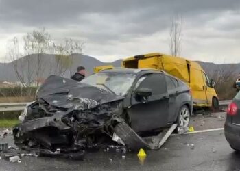 Aksident në superstradën Lezhë–Milot, përplasen tre automjete, dy persona në spital