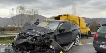 Aksident në superstradën Lezhë–Milot, përplasen tre automjete, dy persona në spital