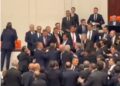 Përleshje në Parlamentin turk, disa të plagosur në spital – zbardhen detajet dhe pamjet e incidentit