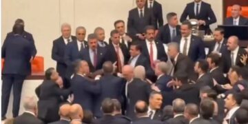 Përleshje në Parlamentin turk, disa të plagosur në spital – zbardhen detajet dhe pamjet e incidentit