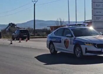 Aksident në aksin Librazhd–Prrenjas, përmbyset një automjet pranë urës së Bushtricës