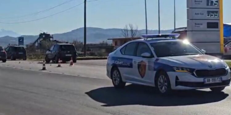 Aksident në aksin Librazhd–Prrenjas, përmbyset një automjet pranë urës së Bushtricës