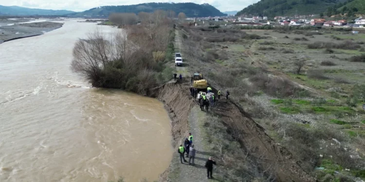 Çahet argjinatura e Lumi Shkumbin në Elbasan; rrezikohen uji i pijshëm dhe 200 shtëpi