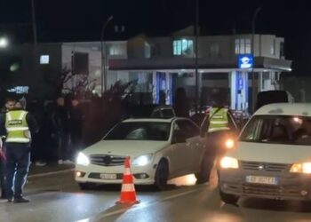 Aksident në aksin Pogradec-Korçë, makina përplas këmbësorin, transportohet në spital