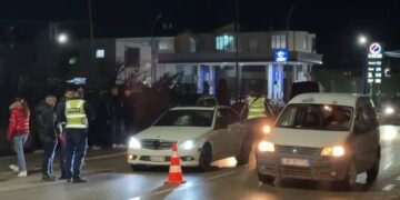 Aksident në aksin Pogradec-Korçë, makina përplas këmbësorin, transportohet në spital