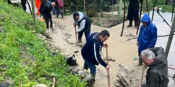 Moti i rënduar krijon probleme në Delvinë, rrëshqitjet e dheut arrijnë shtëpitë e banorëve