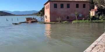 Përmbytet Manastiri në Zvërnec, shkak bllokimi i kanalit kullues