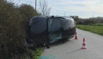 Aksident i rëndë në Fier, makina del nga rruga dhe përmbyset, drejtuesja përfundon në spital