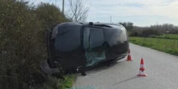 Aksident i rëndë në Fier, makina del nga rruga dhe përmbyset, drejtuesja përfundon në spital